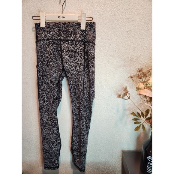 EUC Lululemon In Movement Tight 25" inseam Everlux size 6 - Picture 1 of 5